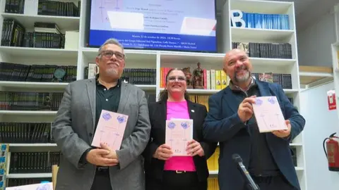 Jorge Abascal; Beatriz Saavedra Gastélum y 
Basilio Rodríguez Cañada, con ejemplares del 
libro presentado - Foto José Belló