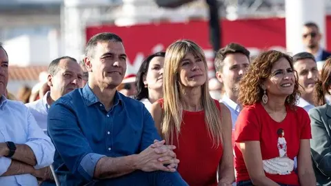 Pedro Sánchez y Begoña Gómez en un acto en Benalmádena | Foto de Eugenia Morago/PSOE