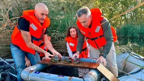 El Consejero Novillo en las obras de restauraci&oacute;n de la  laguna de El Campillo, en Rivas Vaciamadrid - Foto Comunidad de Madrid