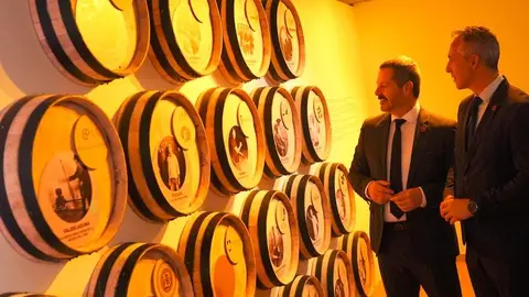 Novillo y De Paco Serrano en la exposici&oacute;n Madrid  tambi&eacute;n se bebe. Una historia del vino - Foto Comunidad de Madrid