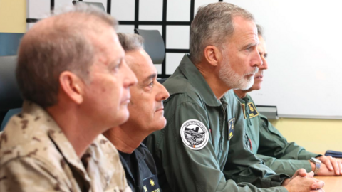 El Rey recibiendo informaci&oacute;n del despliegue de la UME - Foto Casa Real