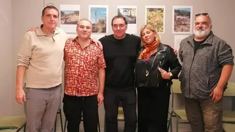 David Príncipe Licini (catedrático de dibujo), José 
Antonio García Palazón (escritor), Diego Vadillo 
López (autor de la muestra), Montserrat Iglesias 
Gómez (filóloga y dinamizadora cultural) y Óscar 
Ruiz Rebollo (geólogo y docente)