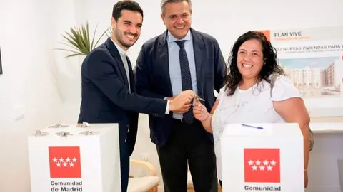 El consejero Rodrigo en la entrega de las viviendas en Torrej&oacute;n de Ardoz - Foto Comunidad de Madrid