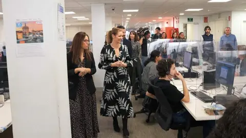 La consejera D&aacute;vila en la sede de uno de los centros  coordinadores de este proyecto - Foto Comunidad de Madrid