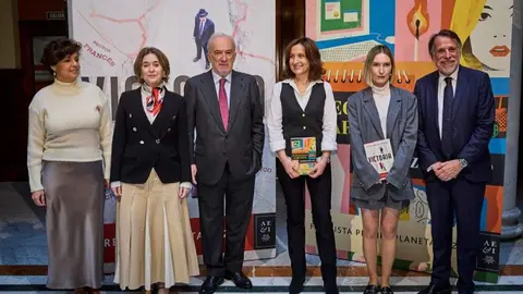 Cristina Villanueva, periodista y presentadora; 
Marta Rivera de la Cruz, delegada del Área de 
Gobierno de Cultura, Turismo y Deporte del 
Ayuntamiento de Madrid; Santiago Muñoz 
Machado, director de la RAE; Paloma Sánchez-
Garnica, ganadora del Premio Planeta 2024; 
Beatriz Serrano, finalista del premio Planeta 
2024; y José Creuheras, presidente de Grupo 
Planeta y Atresmedia