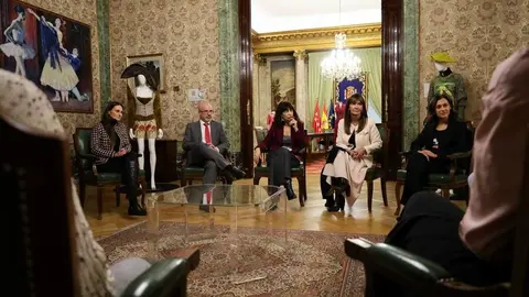 Ana Redondo, visita la exposici&oacute;n de APRAMP &ldquo;Puntadas de Dignidad&rdquo;