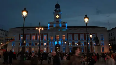Real Casa de Correos iluminada de azul por el D&iacute;a Mundial de la Diabetes - Foto Comunidad de Madrid