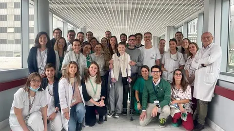 Paciente con el equipo m&eacute;dico | Foto de la Comunidad de Madrid