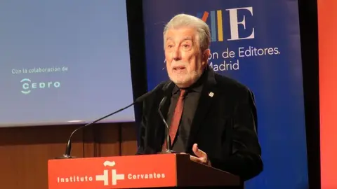 El galardonado Jordi Sierra i Fabra, durante su  brillante intervención