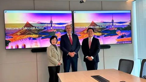 El consejero L&oacute;pez-Valverde en su visita a la sede de Microsoft en Se&uacute;l - Foto Comunidad de Madrid