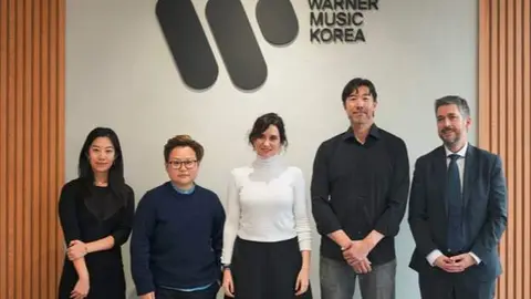 Isabel D&iacute;az de Ayuso en la  sede de Warner Music Corea - Foto Comunidad de Madrid