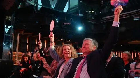 Do&ntilde;a Elena de Borbon y Alfonso Jimenez pujando en la XXV Subasta Ben&eacute;fica de Capones de Cascajares