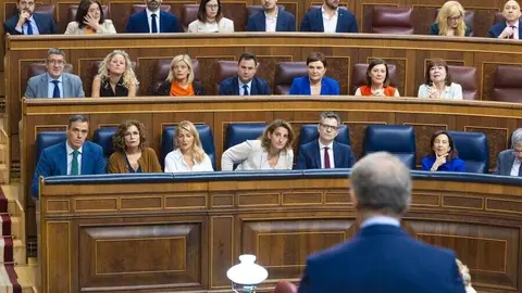 Sánchez escucha a Feijóo en la sesión de control al Gobierno | Foto de Eva Ercolanese/PSOE