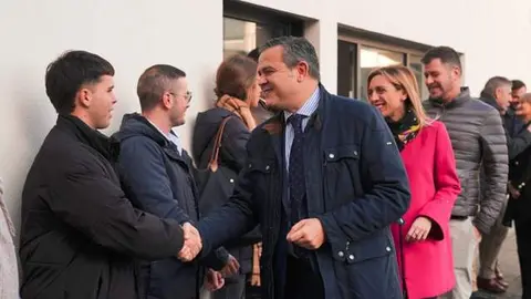 El consejero Rodrigo visitando las viviendas del Plan Vive de Alcorc&oacute;n - Foto Comunidad de Madrid