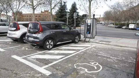 Coches eléctricos cargando | Foto de Ayuntamiento de Madrid