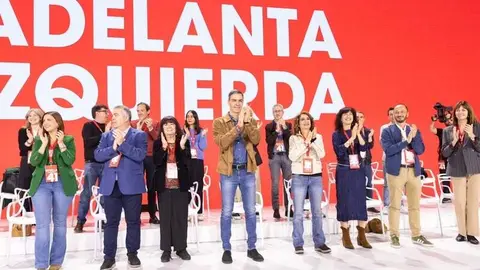 Pedro Sánchez, con la cúpula saliente de la Comisión Ejecutiva Federal | Foto del PSOE
