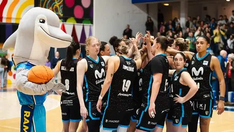 Women in Black - Movistar Estudiantes (Flickr)