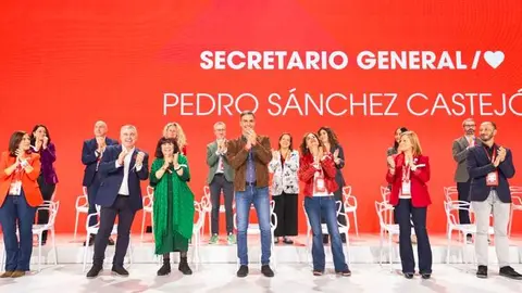 Pedro Sánchez junto a su nueva Ejecutiva en el 41º Congreso Federal en Sevilla - Foto de PSOE