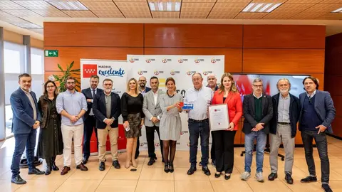 Foto de familia en la entrega del Sello de Calidad Madrid Excelente a La Torre Ciudad del Conductor - Madrid Excelente
