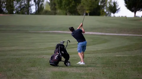 Golfista golpeando la pelota en un campo de Golf - Pixabay/TheOtherKev