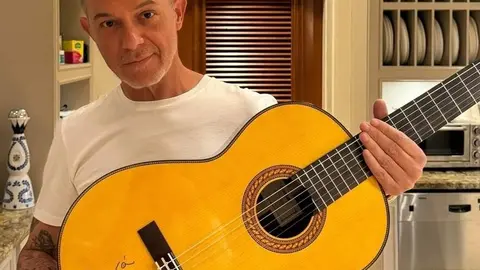 Alejandro Sanz, con la guitarra que ha donado para la subasta | Foto de M&uacute;sicos por la Salud