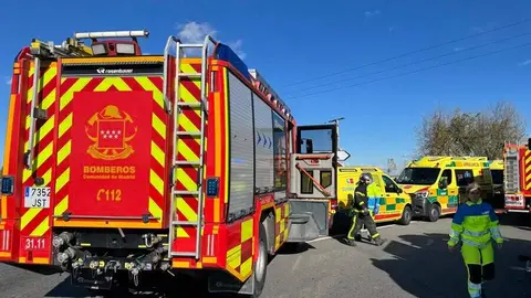 Un camión de Bomberos y dos ambulancias en el lugar de los hechos | Foto de 112 Comunidad de Madrid.