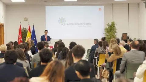 Emilio Viciana, en el encuentro con estudiantes y profesores que han participado en el proyecto - Foto Comunidad de Madrid