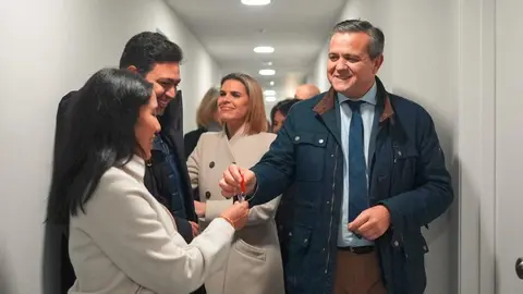 El consejero Rodrigo en la entrega de viviendas asequibles en Alcalá de Henares - Foto Comunidad de Madrid