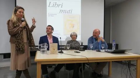 De pie, Yolanda Martínez Roca, con Joaquín 
Pérez Azaústre, Teresa Marquina y Basilio 
Rodríguez Cañada
