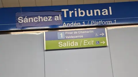 Carteles contra el Gobierno de Pedro S&aacute;nchez en el Metro de Madrid