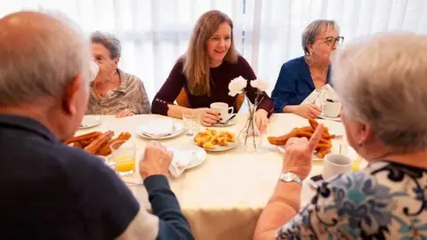 La consejera Dávila en el desayuno navideño de la Residencia Amavir Villaverde - Foto Comunidad de Madrid