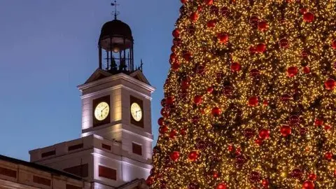 El reloj de la Puerta del Sol junto al árbol de Navidad de la plaza - Foto Ayuntamiento de Madrid