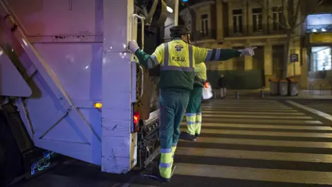 Un trabajador del servicio de recogida de basuras - Foto Ayuntamiento de Madrid