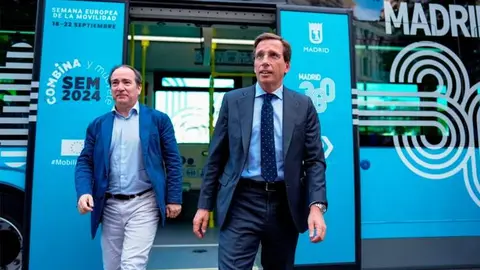 El alcalde de Madrid, José Luis Martínez-Almeida (derecha) y el delegado de Urbanismo, Mediomabiente y Movilidad, Borja Carabante | Foto de Ayuntamiento de Madrid
