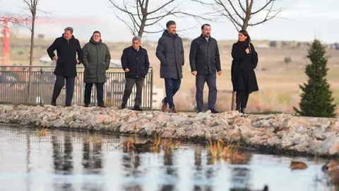 García Martín en su visita al Parque de los Héroes en Colmenar Viejo - Foto Comunidad de Madrid