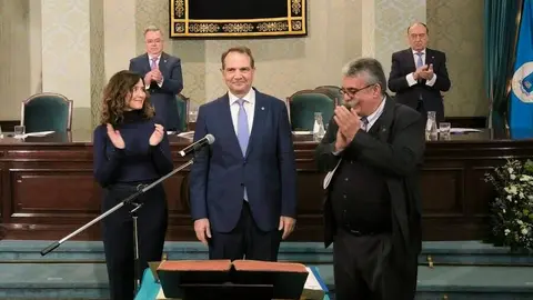 Isabel Díaz Ayuso y Óscar García Suárez (en el centro) | Foto de UPM