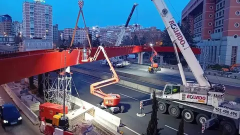 Una gr&uacute;a levanta la pasarela por encima de la A-2 | Foto de Ayuntamiento de Madrid