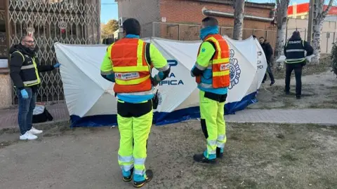 Miembros de Emergencias de la Comunidad de Madrid en el lugar donde se ha encontrado el cuerpo - Foto de Emergencias Comunidad de Madrid