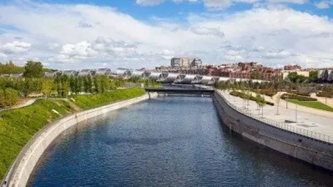 El río Manzanares, tras la obra de Madrid Río y antes de su “renaturalización”