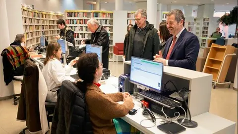 El consejero De Paco Serrano ha visitado las instalaciones de la biblioteca Pedro Salinas - Foto Comunidad de Madrid
