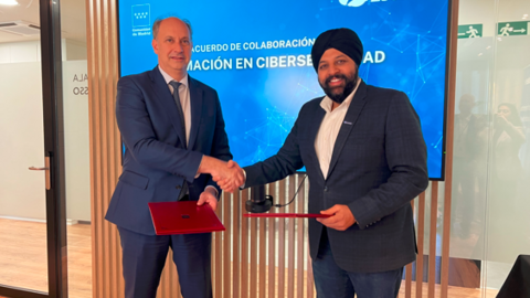 López-Valverde en la firma del protocolo de colaboración con el vicepresidente de la multinacional Zscaler Academy - Foto Comunidad de Madrid