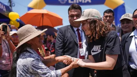 Isabel Díaz Ayuso durante su visita al Asentamiento Humano Juan Pablo II - Comunidad de Madrid