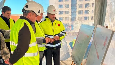 El consejero Rodrigo ha visitado una de las dos promociones que se está  edificando en Móstoles - Foto Comunidad de Madrid