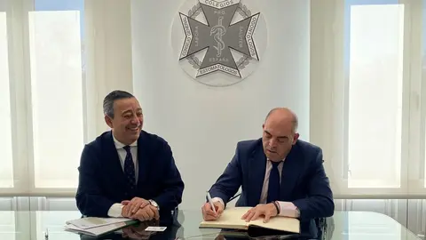 Lorenzo Amor firma el Libro de Honor del Consejo de Dentistas