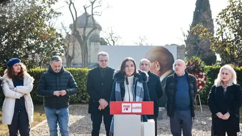Homenaje a Tierno Galvan en el Cementerio de la Almudena