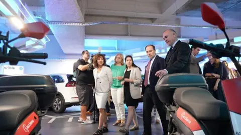 La vicealcaldesa de Nueva York, Meera Joshi (izquierda), visitando un hub de movilidad - Foto Ayuntamiento de Madrid