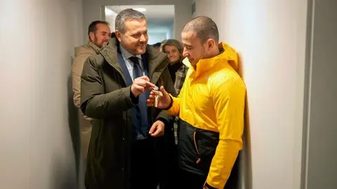 El consejero Rodrigo, en la urbanización de Alcorcón - Foto Comunidad de Madrid
