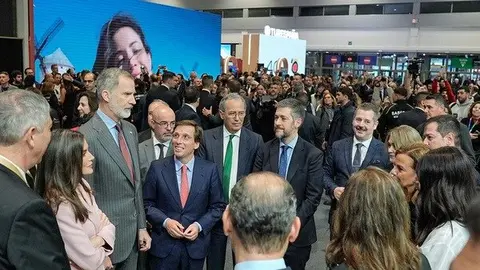 Almeida junto al Rey en la inauguración de Fitur | Foto de Ayuntamiento de Madrid