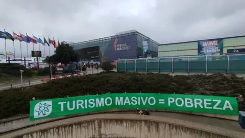 Turismo masivo es pobreza Pancarta