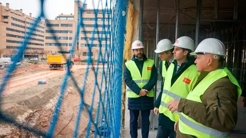 Emilio Viciana, durante su visita a las obras de este centro que se está construyendo en el barrio de El Cañaveral - Foto Comunidad de Madrid